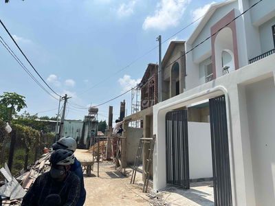 cần bán gấp nhà sổ riêng thổ cư nằm ngay sau lưng chợ Thạnh Phú