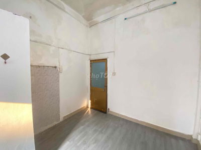 Phòng Quận 5 có cửa sổ thoáng mát