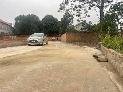 Bán đất sát trục đường to