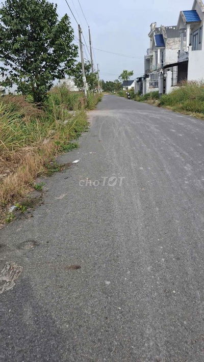 Bán gấp lô đất 114m² full thổ cư,MT đường nhựa 10m gần DT826 giá 1.3Tỷ