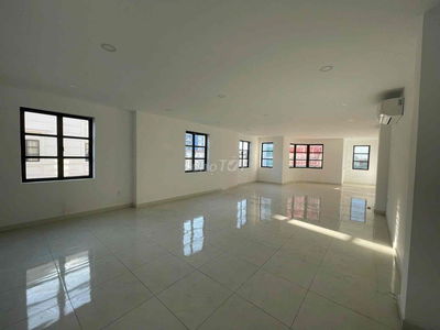 Cho thuê nguyên lầu 2 sàn suốt có thang máy, ban công