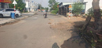 Bán 2 nền đất mặt tiền đường nhựa gần sông