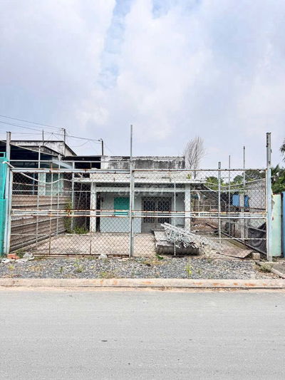 Nhà cấp 4 cũ 8x22 mặt tiền Nguyễn Thị Ly có hẻm hông thoáng mát