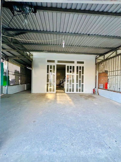 Nhà sân đậu xe hơi 7 chỗ, dt 8*15, trệt lầu, 2pn, đường xe tải