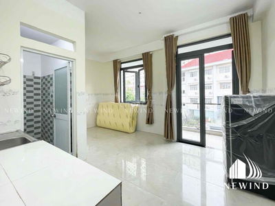 Cho Thuê Căn Hộ Ban Công Full Nội Thất Giá *** Thị Trường