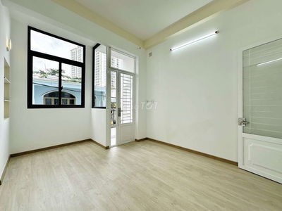 HẺM Ô TÔ NGAY VINCOM NGUYỄN XÍ - MỚI