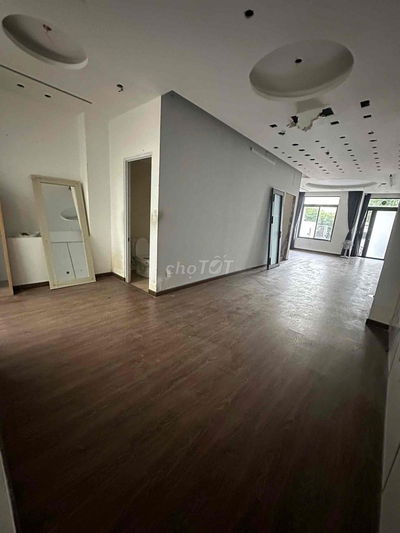 Cho thuê sàn văn phòng trống suốt, có toilet riêng, giá 10tr có TL