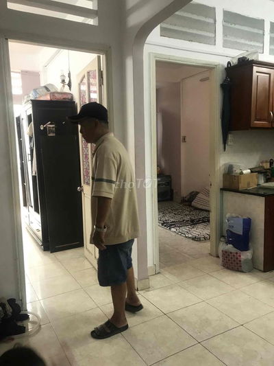 ở lầu 1 thoáng mặt dưới có sân tập thể dục  xích đu gần chợ