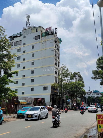 Cho thuê nguyên tầng thượng có thang máy, lối đi riêng