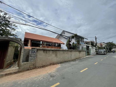 Bắn căn nhà cấp 4 đường mimosa kế bên chùa Thiên Vương Cổ Sát