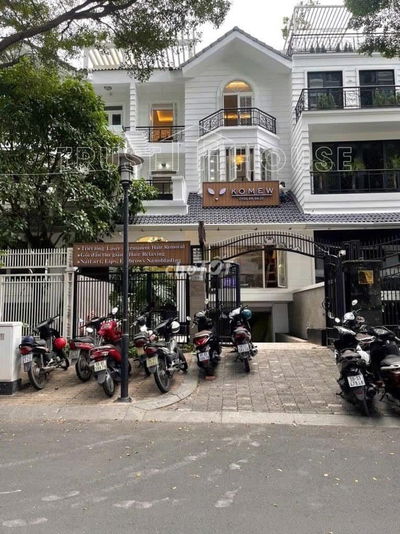 Cho thuê Villa Sư Vạn Hạnh, Quận 10, Ngang 10 Dài 20m, Hầm Trệt 2 Lầu