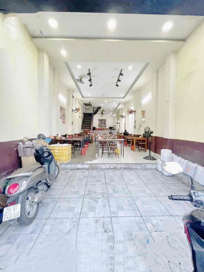 Nhà Mặt Tiền Kinh Doanh Trống Suốt gần Cao Đẳng Công Thương