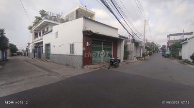 Nhà mặt tiền gần hồ bơi Phương Nam, 80m2, có thể kinh doanh.