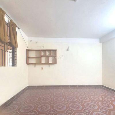 Phòng lầu 1 , hành lang thoáng,nhà xe riêng ,giờ giấc tự do.