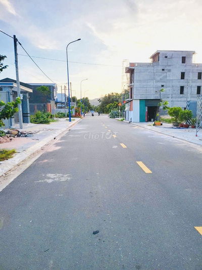 Bán lô 100m2 (5x20) mặt tiền Phạm Ngọc Thạch, ngay Bãi tắm Phước Hải