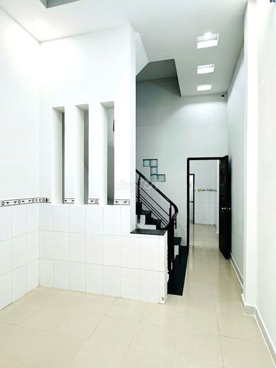 Cho thuê nhà mới, cách MT Lãnh Binh Thăng 4 căn, hẻm 4m