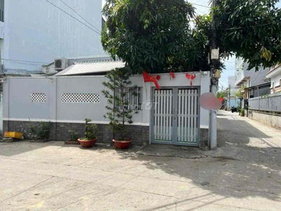 nhà 2 mặt tiền, hẻm rộng, 4 phòng ngủ ,1 phòng thờ