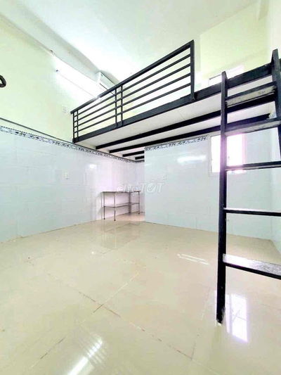 Phòng gác cao 2m, ở được 3-4 người, sau lưng Etown Cộng Hoà