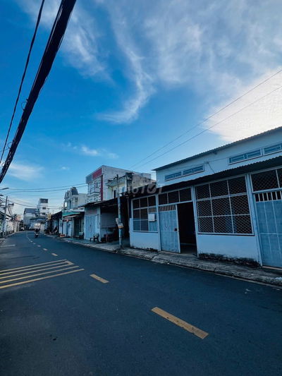 Nhà nguyên căn Hóc Môn, sinh hoạt thuận tiện yên tĩnh - Hẻm xe hơi