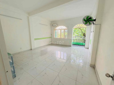 Cho thuê 2 phòng lầu 2 giá 3.5 triệu nguyễn thị thập ngay cầu him lam