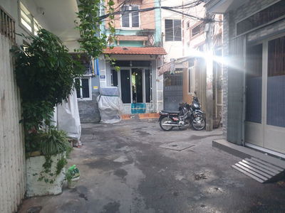 Bán nhà hxh Nguyễn Trọng Tuyển 26,6 m ngang 5,2 m, trệt 2 lầu, nhỉnh 3