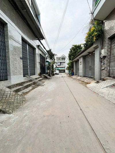 nhà 8x20m,gác lửng có điện 3 pha sẵn giá 11tr/tháng