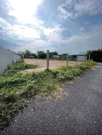 nền 199mv, góc 2mặt tiền lộ nhựa cách QL80 chỉ 200mét.