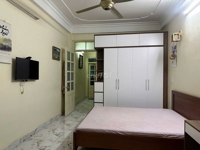 CHO THUÊ NHÀ RIÊNG 32M2 5 TẦNG TRONG LÀNG GIẢNG VÕ cách đường ô tô 50m