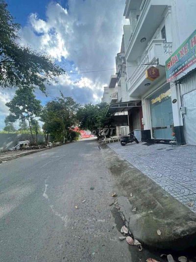 Kho 4,5x18m trống suốt KDC Hưng Phú 1