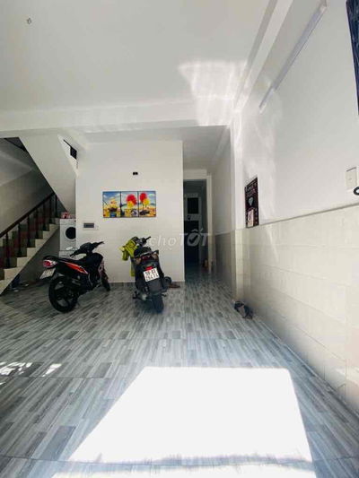 3 tầng, 5 phòng cho thuê 25 triệu/ tháng 72m2 Ngay Vòng xoay Dân Chủ