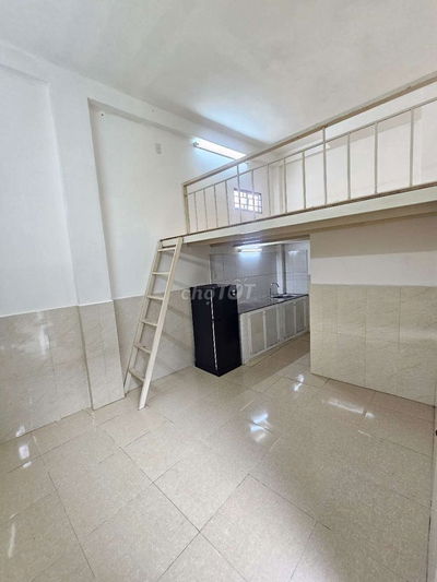 Phòng có gác, có ban công, giờ giấc tự do ngay CVPM Quang Trung