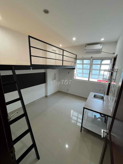 p ngay cầu Nguyễn Tri Phương, có cửa sổ gác kệ bếp nhà vệ sinh riêng