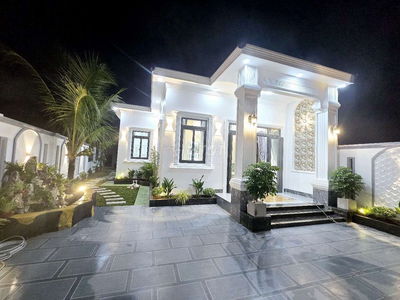 BIỆT THỰ SÂN VƯỜN MÁI NHẬT 250M MỚI TINH GẦN BẾN XE BẾN TRE