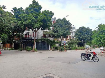 SIÊU PHẨM LÂU ĐÀI MẶT PHỐ VIỆT HƯNG – LÔ GÓC 3 THOÁNG – 200M² – MẶT TIỀN 15M – CỰC HIẾM