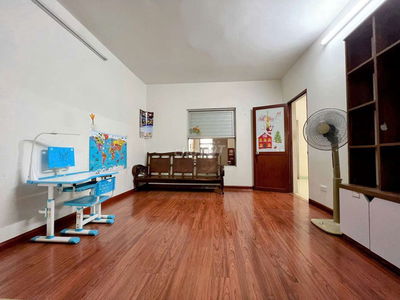 Cho thuê căn tập thể Nghĩa Tân căn góc đẹp thoáng.