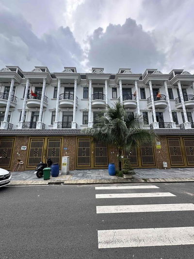 chủ cần tiền bán gấp căn nhà phố 1 trệt 2 lầu - trong KDC đồng bộ