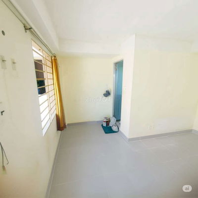 Phòng trống lầu 3 có hành lang phơi đồ thoáng mát, giờ giấc tự do.