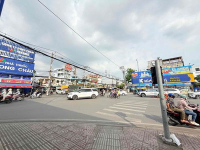 Cho thuê nhà MT kinh doanh sầm uất ngay ngã 4 . DT 7x13 XD 2 tấm