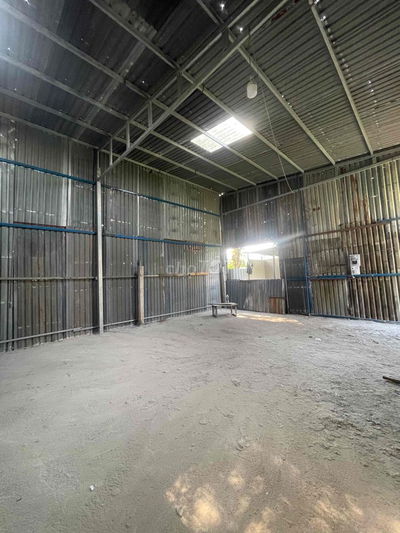 Kho nhỏ tiếp đa ngành nghề , rộng rãi mát mẻ .