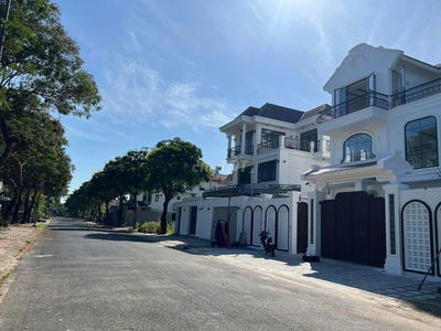 BIỆT THỰ NGANG 10M X 22M, 1T2L MỚI 100% KDC AN NINH BẢO VỆ 24/7