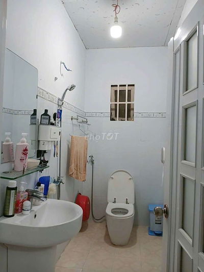 Bán nhà cấp 4 2 PN, 1WC. DT 122m2 Giá 2,7tỷ. Gần cầu Tân Nhựt . SHR