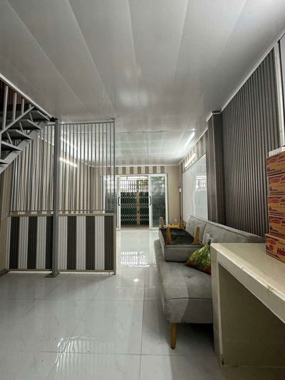 Cho thuê nhà mới ,MT  kinh doanh hẽm C Phạm Hùng.  DT 4 x 9m. Giá 6tr5