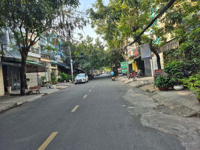 Bán nhà cạnh sân bay, 70m2 3 tầng trước nhà 5 m 6.8 tỷ ngang 5m bề thế