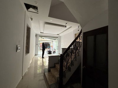 Ô TÔ ĐỖ CỬA- CÁCH MẶT HỒ KHOẢNG 100M  - TRUNG TÂM -KHU DÂN TRÍ CAO