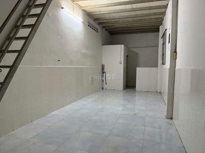 Nhà 70, sân rộng, cây xanh, yên tĩnh, ĐN riêng