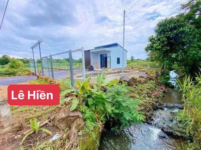 Siêu phẩm giáp suối,tổng diện tích 1300m2 . Mặt tiền đường rộng rãi ,s