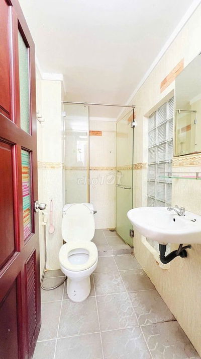 Phòng trọ giá rẻ, full nội thất, có cửa sổ và ban công quận 3