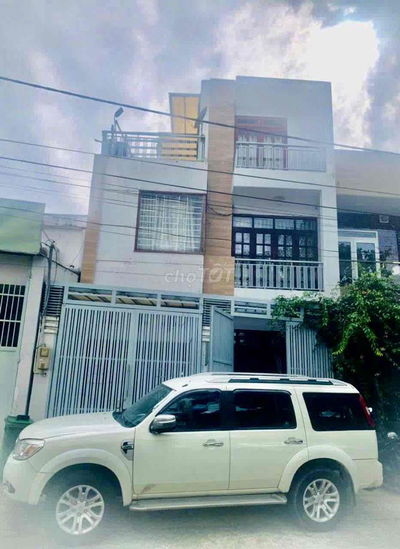 Cho thuê nhà đẹp, giá tốt, đường 10m thông, có sân. đậu ô tô