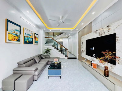 Cần tiền bán gấp căn nhà đường Trần Bình Trọng chỉ với giá 3tỷ980 đang cho thuê 18 triệu