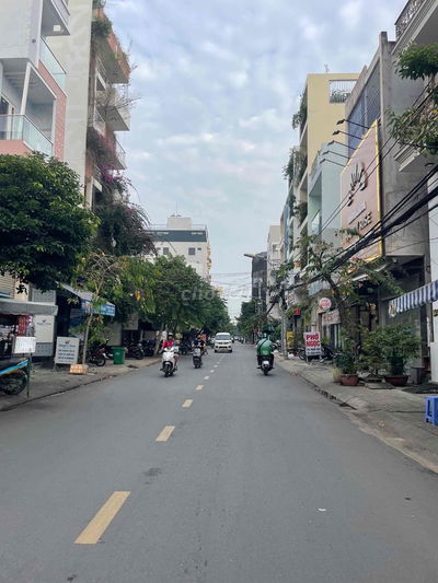 ngang 9m,góc 2MT đường lê văn lương..Giá 25tỷ